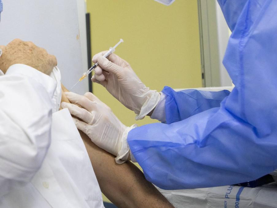 Covid, "sì a incontri senza mascherine e distanze per i vaccinati"