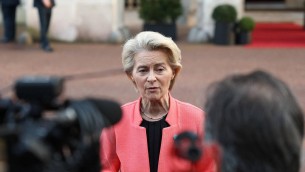 Covid, sms scambiati tra von der Leyen e Pfizer: annullato divieto di accesso