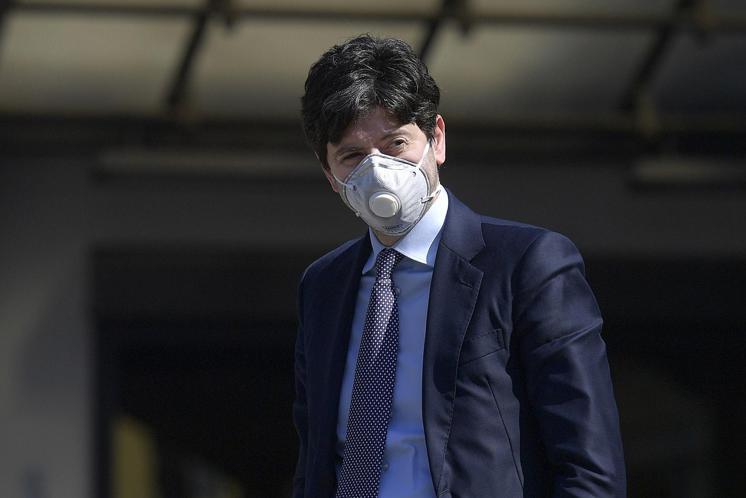 Covid, Speranza: "Alternativa a vaccini sono nuove chiusure"