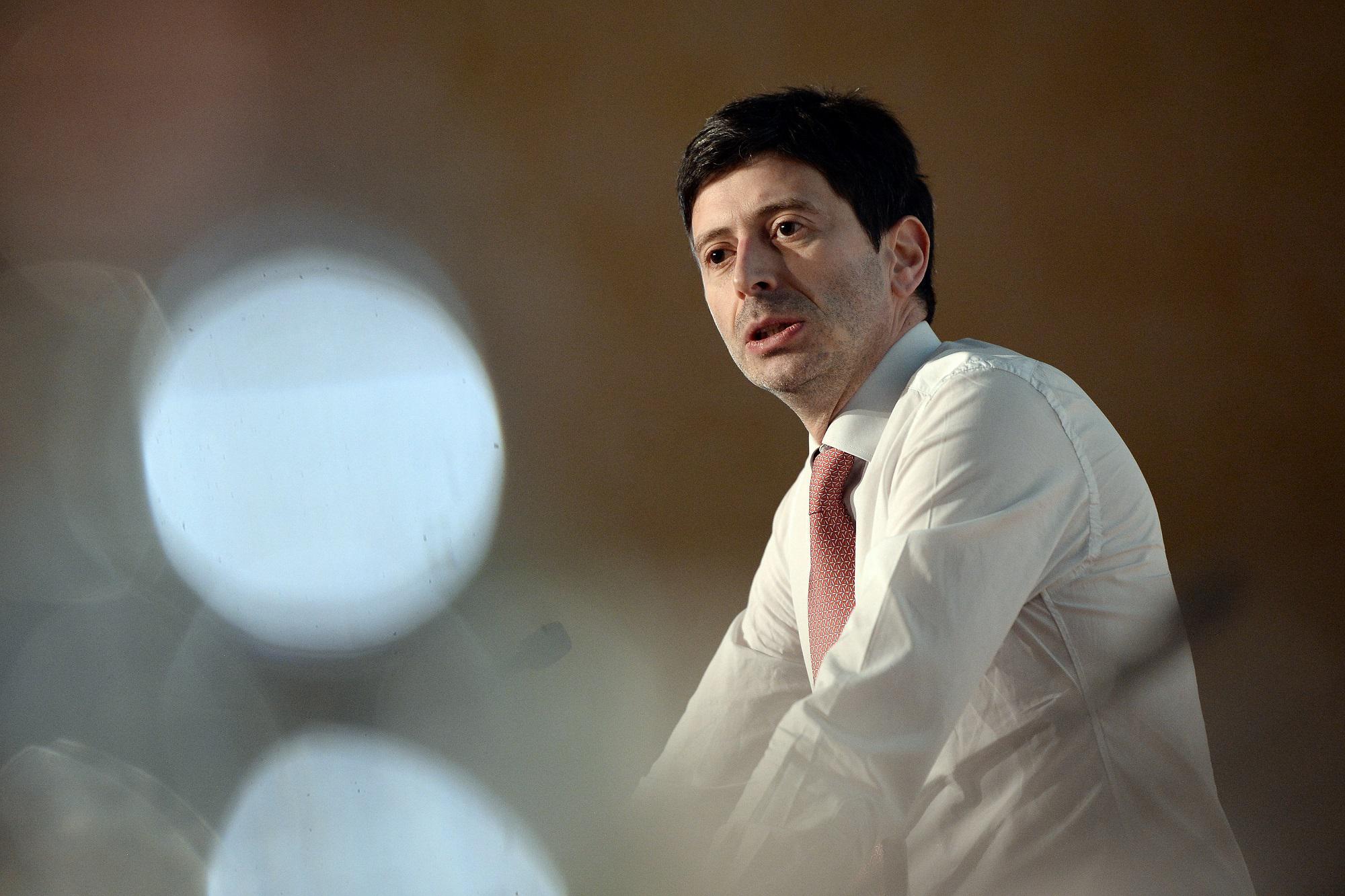 Covid, Speranza: "No a nuove regole, ma cautela"