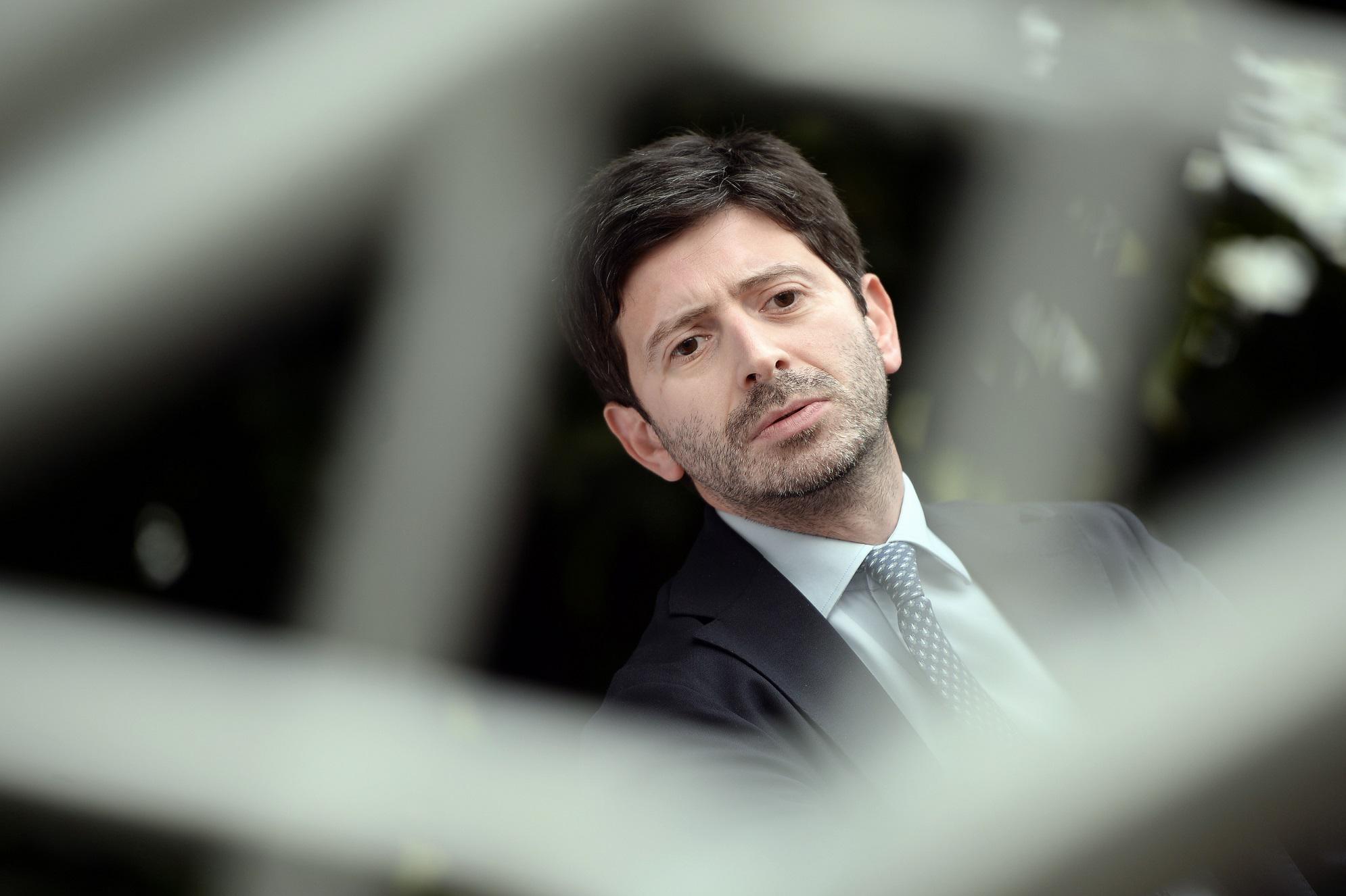 Covid, Speranza: "Vaccinati oltre 80%, prima dose per 85%"