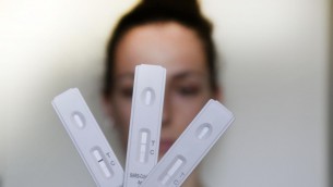 Covid, stop isolamento ma con sintomi stare a casa: la circolare