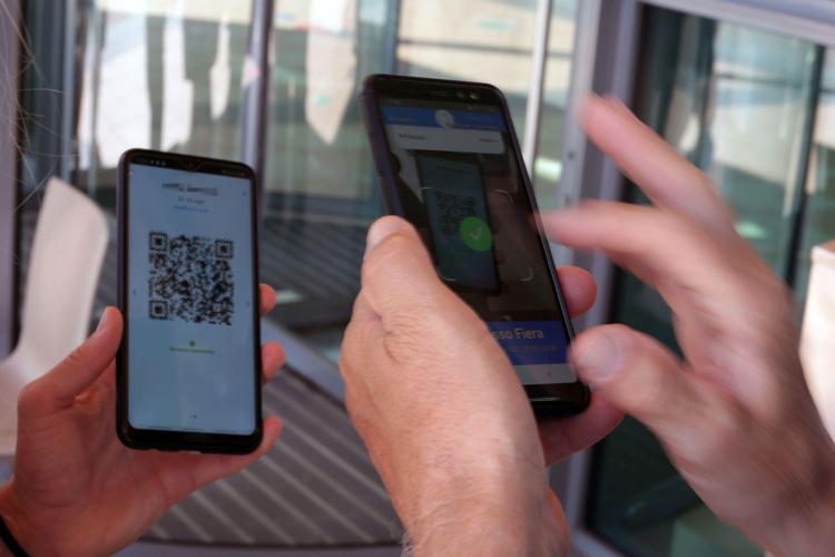 Covid, stop totale al Green pass: cosa dicono Bassetti e Pregliasco