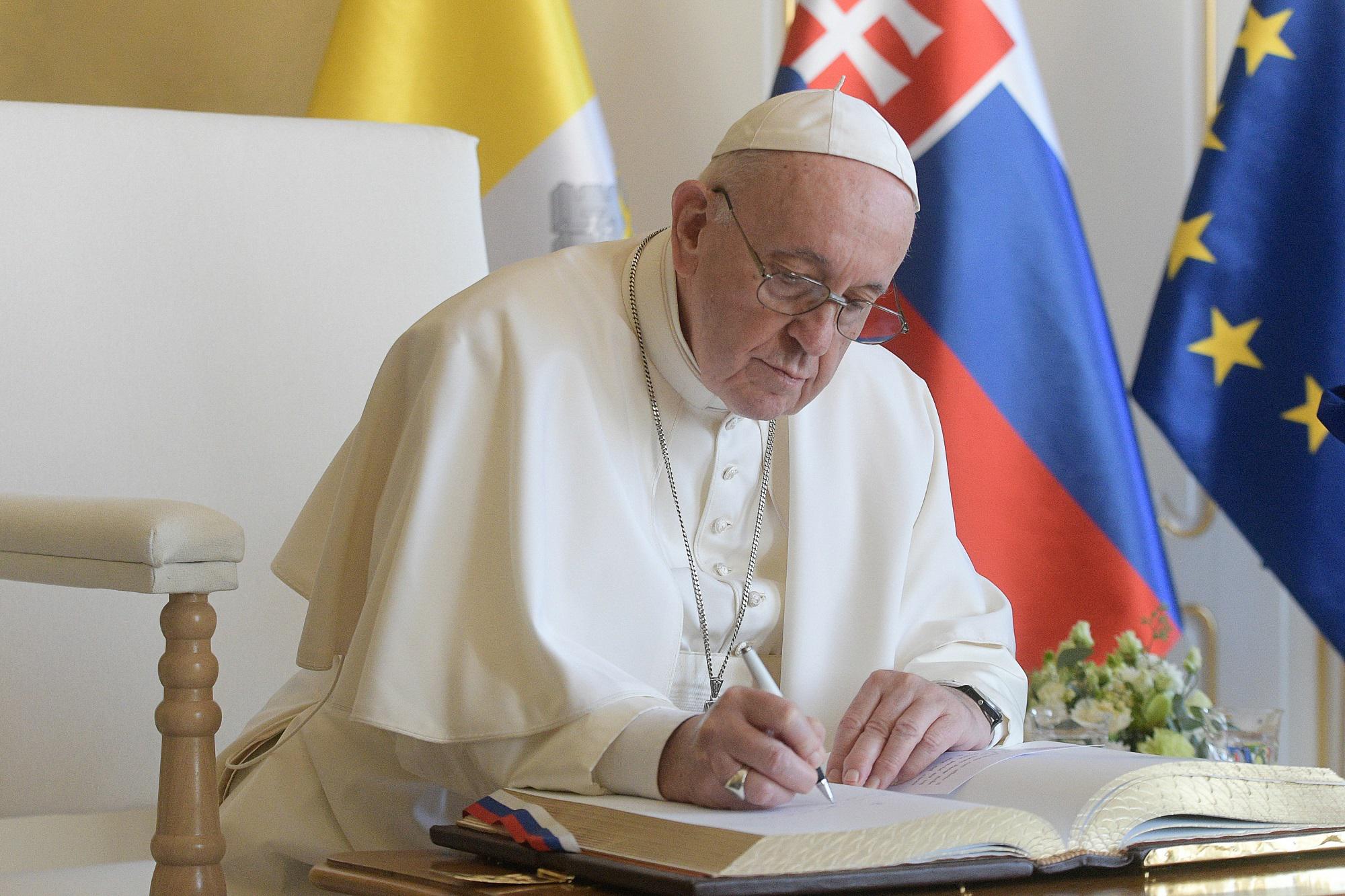 Covid, terza dose di vaccino anche al Papa