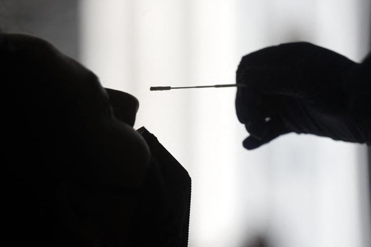 Covid, test rapido prima di cenone Natale: cosa dicono Bassetti, Ciccozzi, Crisanti
