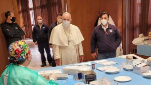 Covid, vaccinati 800 poveri in Vaticano: la visita del Papa