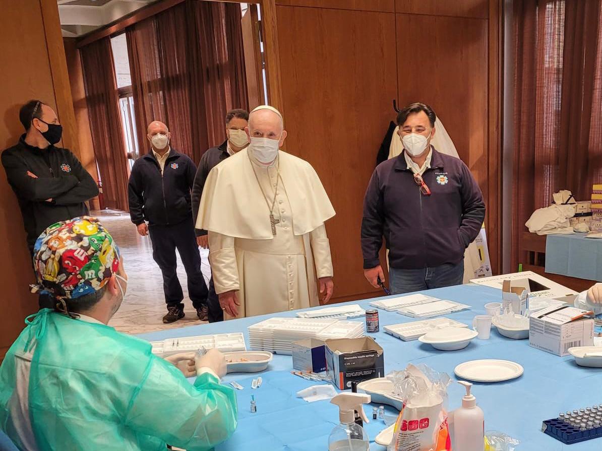 Covid, vaccinati 800 poveri in Vaticano: la visita del Papa