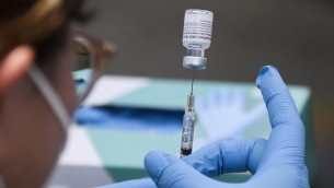 Covid, vaccinati sono meno contagiosi: lo studio