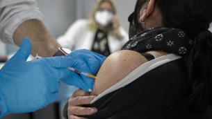 Covid, "via a vaccini di massa per isole minori"