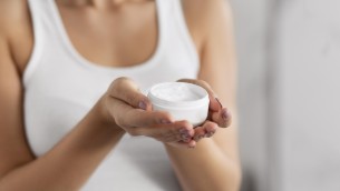 Creme e doccia tiepida per pelle sana post-vacanza, i consigli dell'esperta