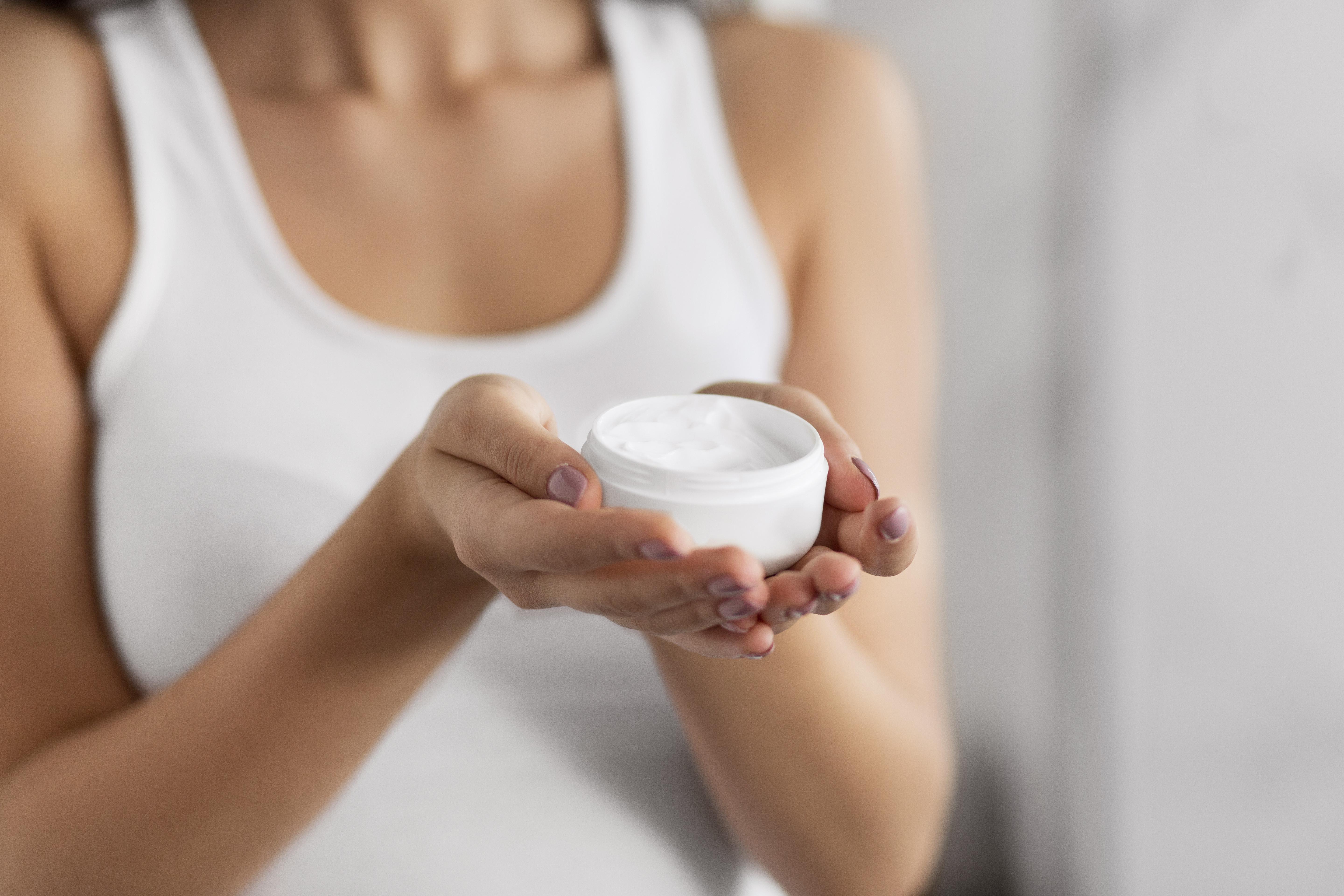 Creme e doccia tiepida per pelle sana post-vacanza, i consigli dell'esperta