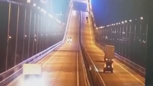 Crimea, l'esplosione e l'incendio sul ponte di Kerch - Video