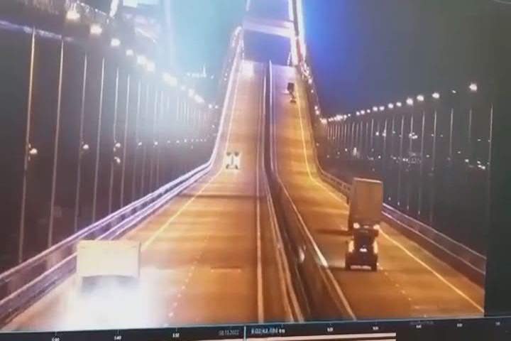Crimea, l'esplosione e l'incendio sul ponte di Kerch - Video