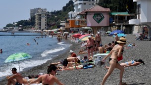 Crimea, russi in coda per andare in vacanza al mare