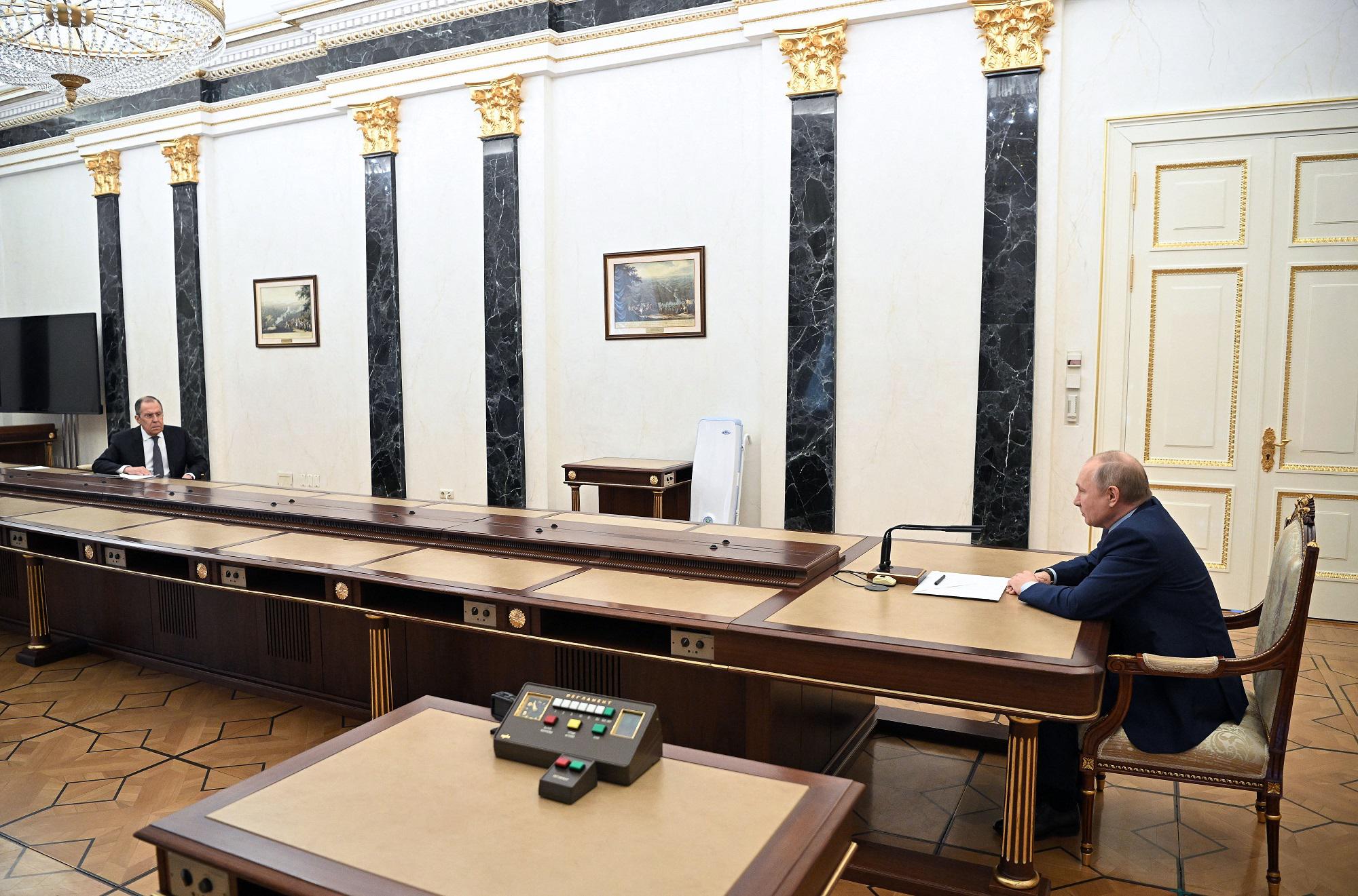 Crisi Ucraina, anche Scholz come Macron: tenuto 'a distanza' da Putin