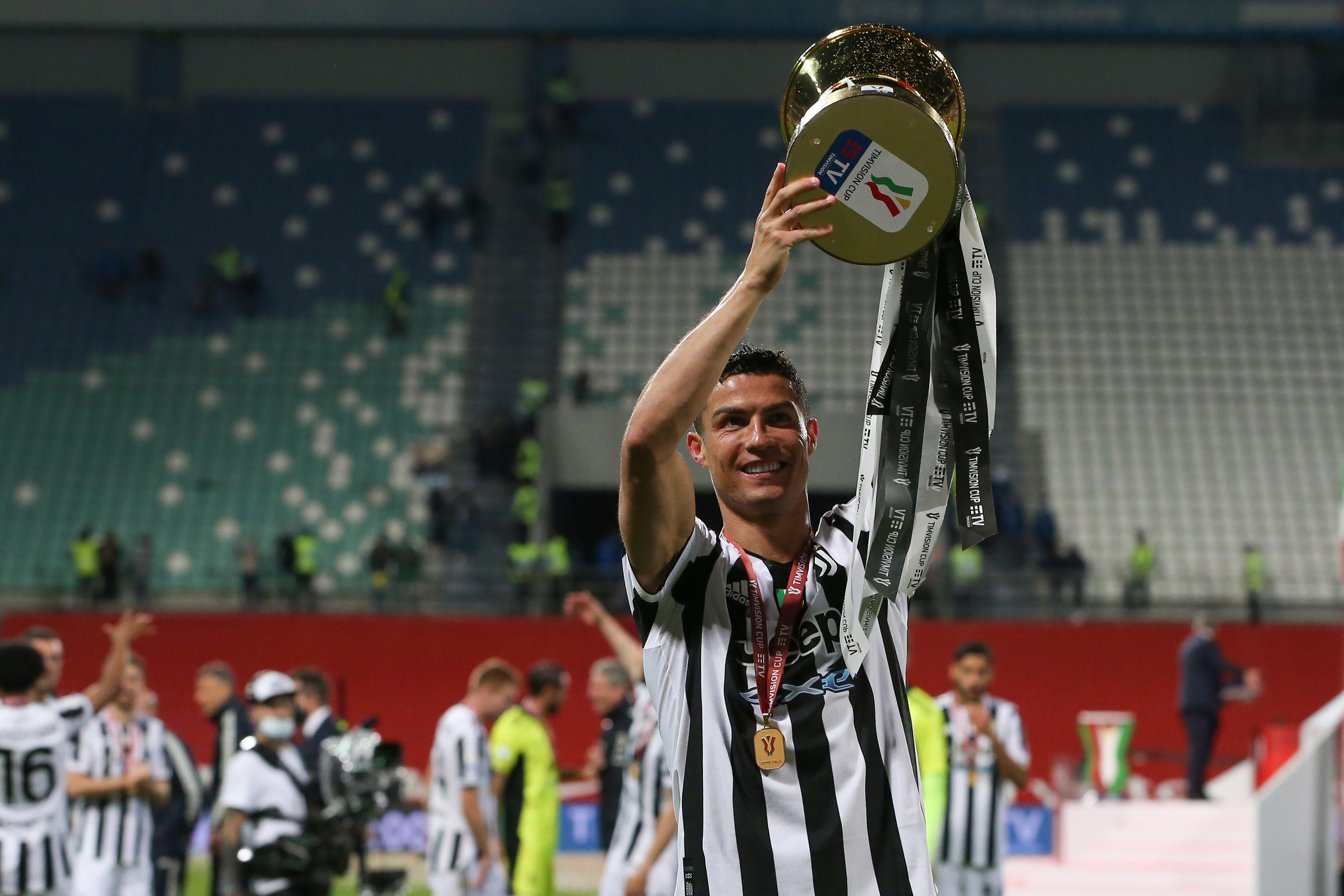 Cristiano Ronaldo dorme abbracciato alla Coppa Italia