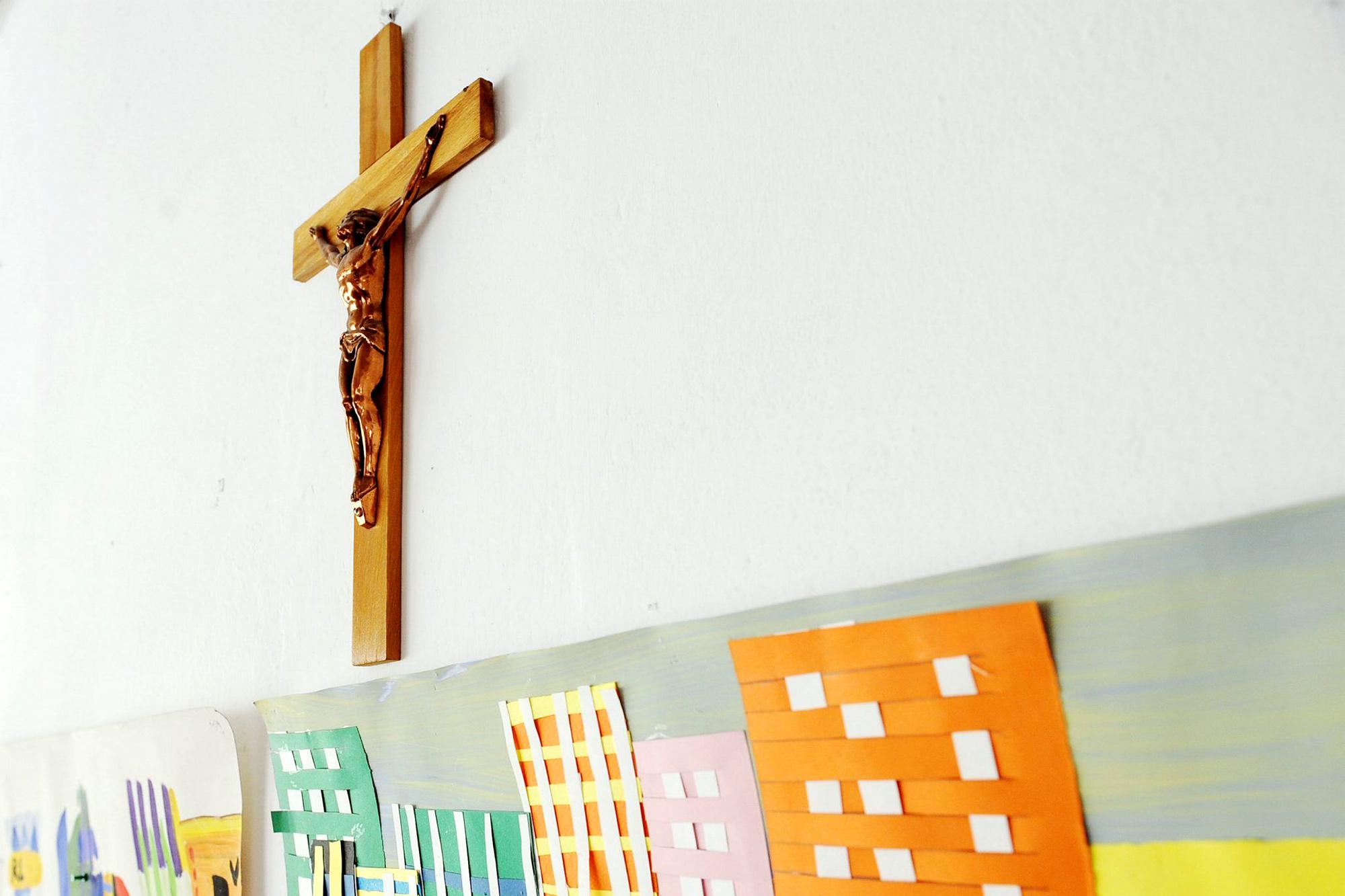 Crocifisso a scuola, affissione in aula non è discriminatoria