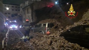 Crolla muro di tufo a Trastevere, nessun ferito ma auto sotto le macerie
