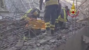 Crollo in cantiere a Firenze, le ricerche dei dispersi tra le macerie - Video
