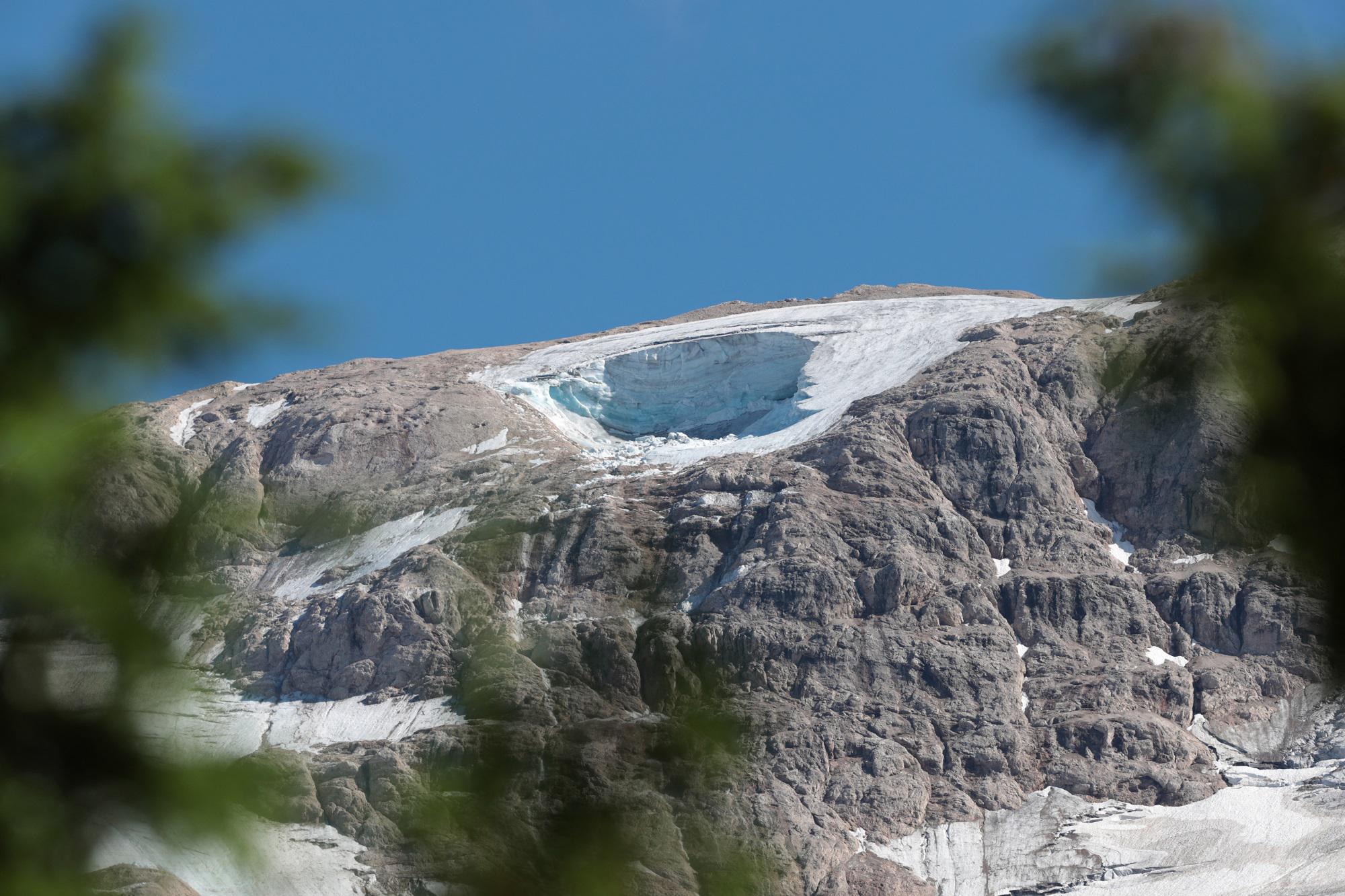 Crollo Marmolada, 7 vittime: droni in azione per cercare i dispersi