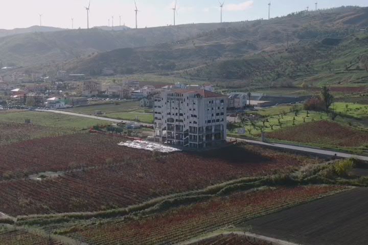 Crotone, ecomostro abbattuto con 400 chili di esplosivo - Video