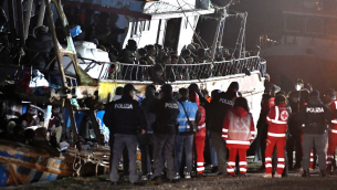 Crotone, finito nella notte lo sbarco di 500 migranti