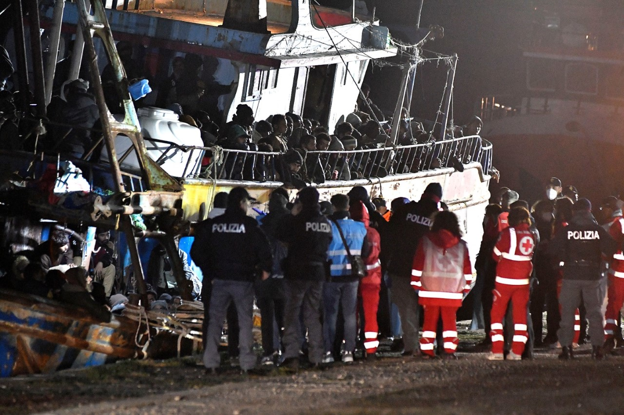 Crotone, finito nella notte lo sbarco di 500 migranti