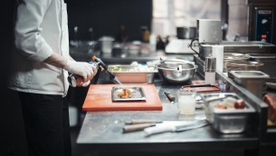 Cuoco al ristorante e cameriere di sala, figure più richieste a Milano