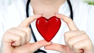 cuore-rosso-tra-mani-medico-350x231