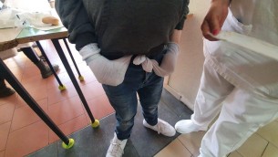 Da 16 anni con maschera alla Hannibal Lecter e le mani legate, il caso di Bruno