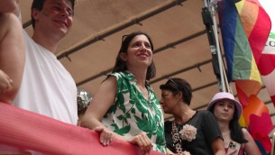 Da Fanpage al G7, Schlein attacca Meloni dal Pride: "Con lei Italia crolla sui diritti"