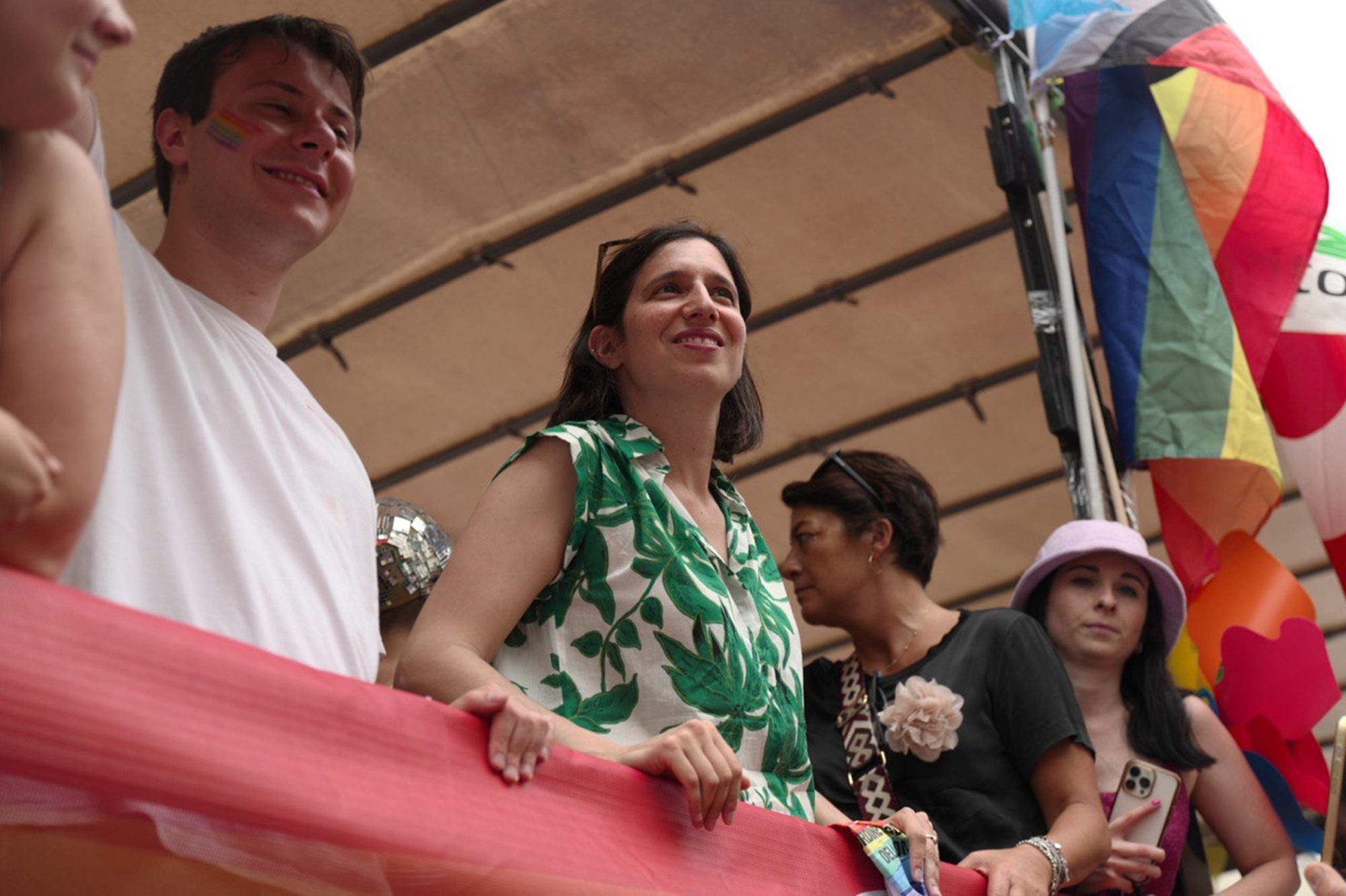 Da Fanpage al G7, Schlein attacca Meloni dal Pride: "Con lei Italia crolla sui diritti"