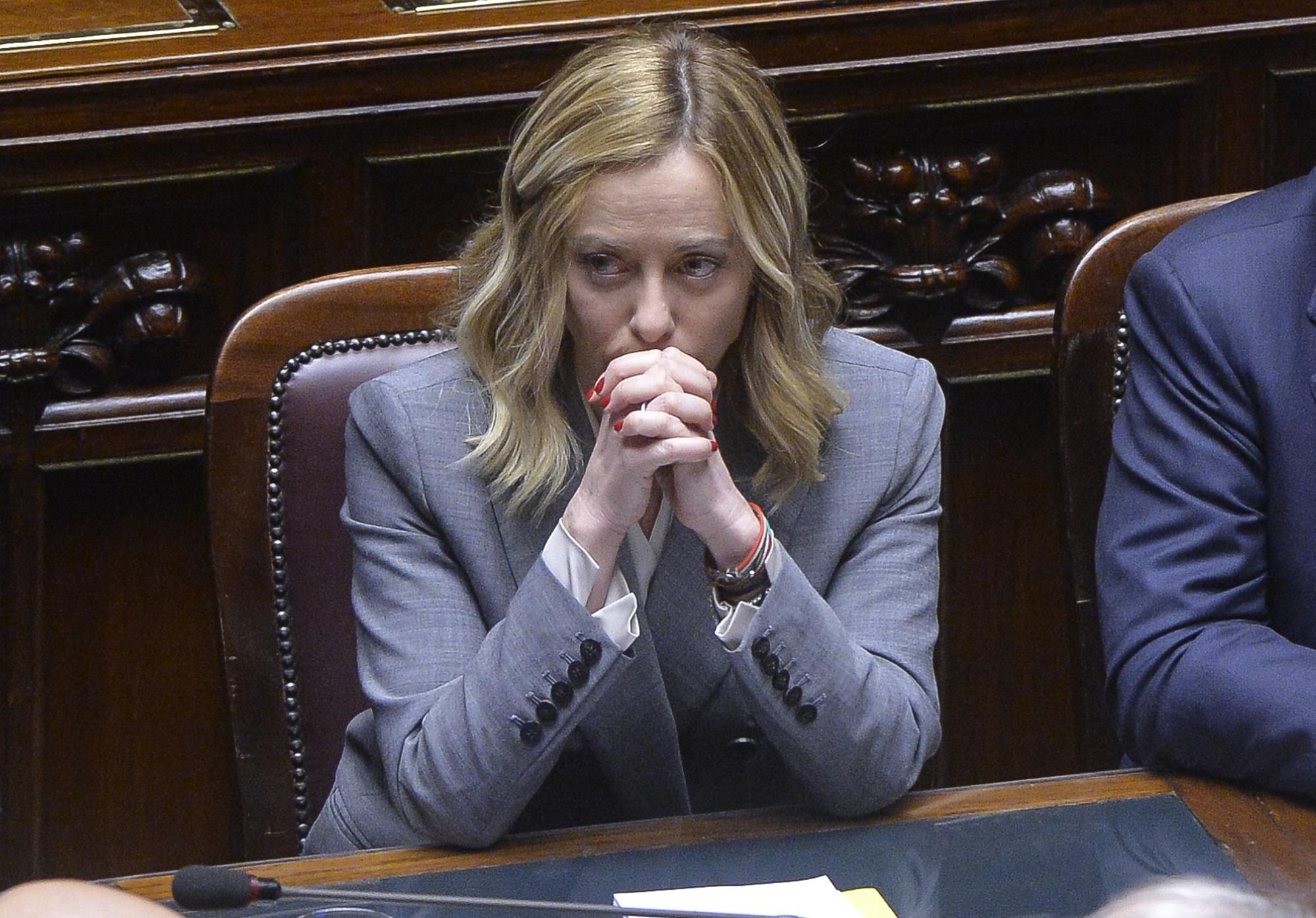 Da 'Re Mida al contrario' a 'Regina dei tagli', Conte e Schlein contro Meloni