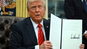 Dazi del 25% su alluminio e acciaio, Trump firma ordine esecutivo