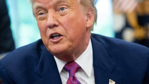 Dazi, furia di Trump sulle Barbie mentre 'grazia' le auto extra lusso