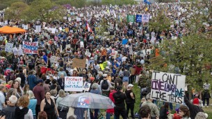 Dazi, proteste anti-Trump in 1200 città Usa: preoccupazione per fondi pensione