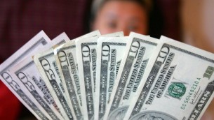 Dazi Usa e dollaro in calo, per analisti il danno è ormai fatto