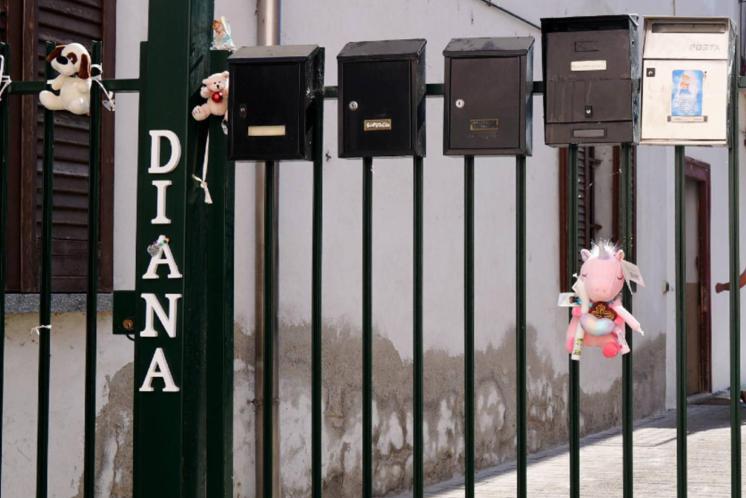 Diana, bimba morta di stenti: oggi i funerali