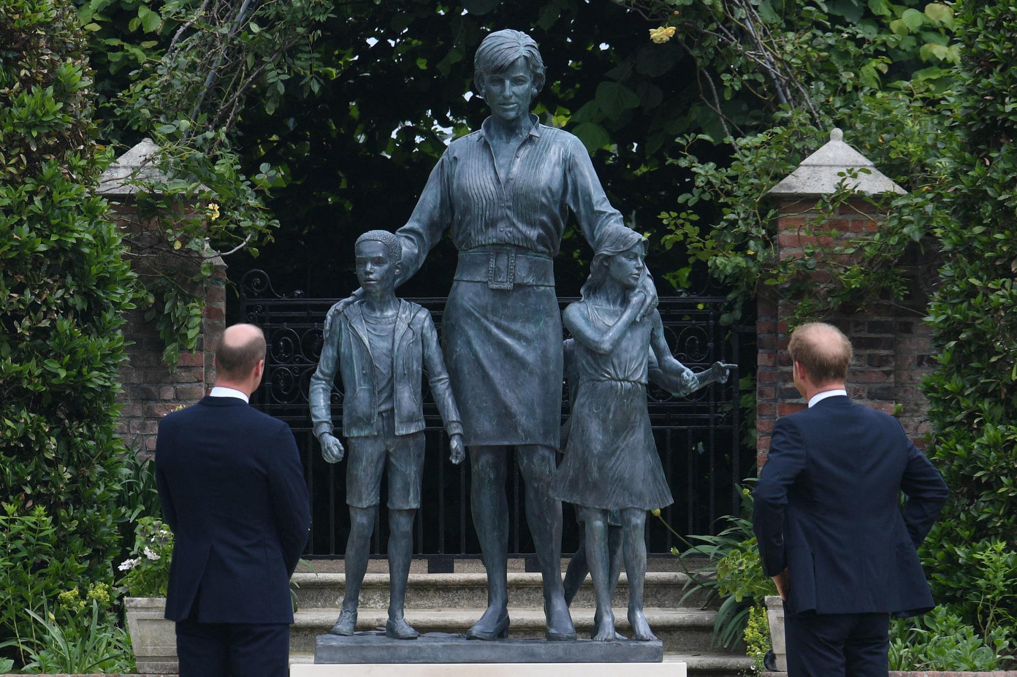 Diana, William e Harry insieme per inaugurare la statua dedicata alla mamma