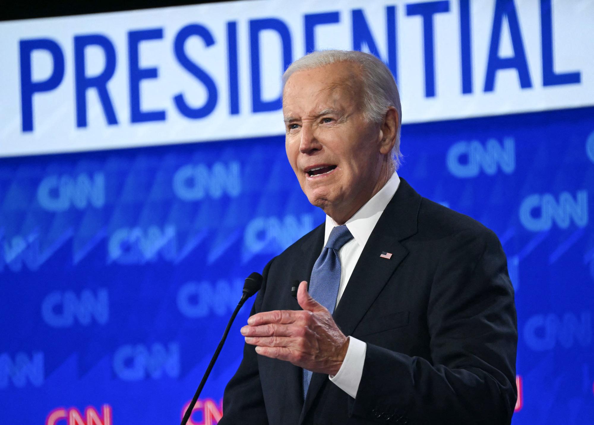 Disastro Biden nel confronto con Trump, gli analisti: "Deve ritirarsi"