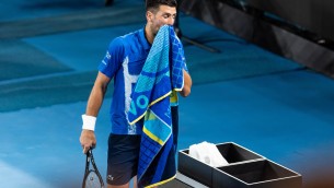 Djokovic si ritira in semifinale, Zverev in finale Australian Open