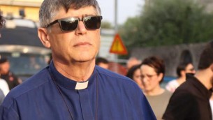 Don Patriciello alle mamme: "Non vestite bimbe come spose per Comunione"