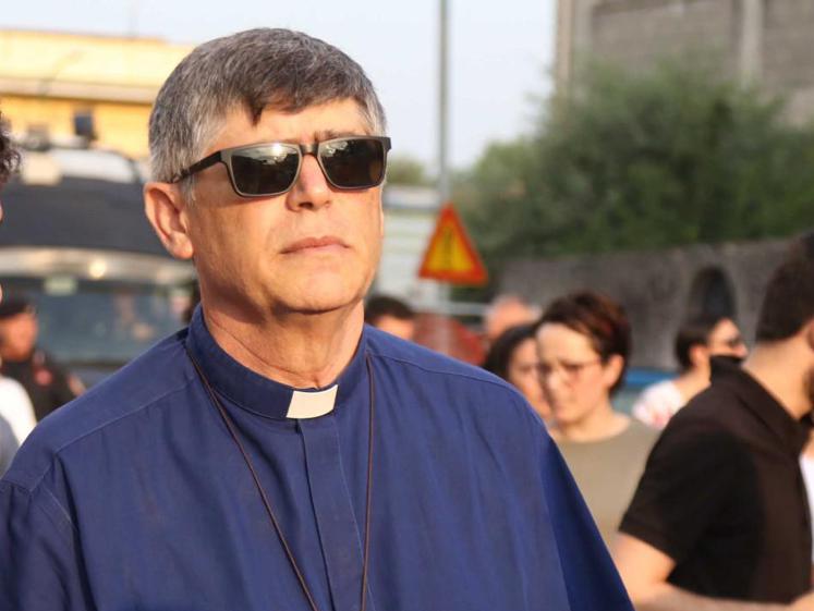 Don Patriciello alle mamme: "Non vestite bimbe come spose per Comunione"