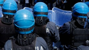 Doppia manifestazione a Bologna, scontri tra polizia e collettivi