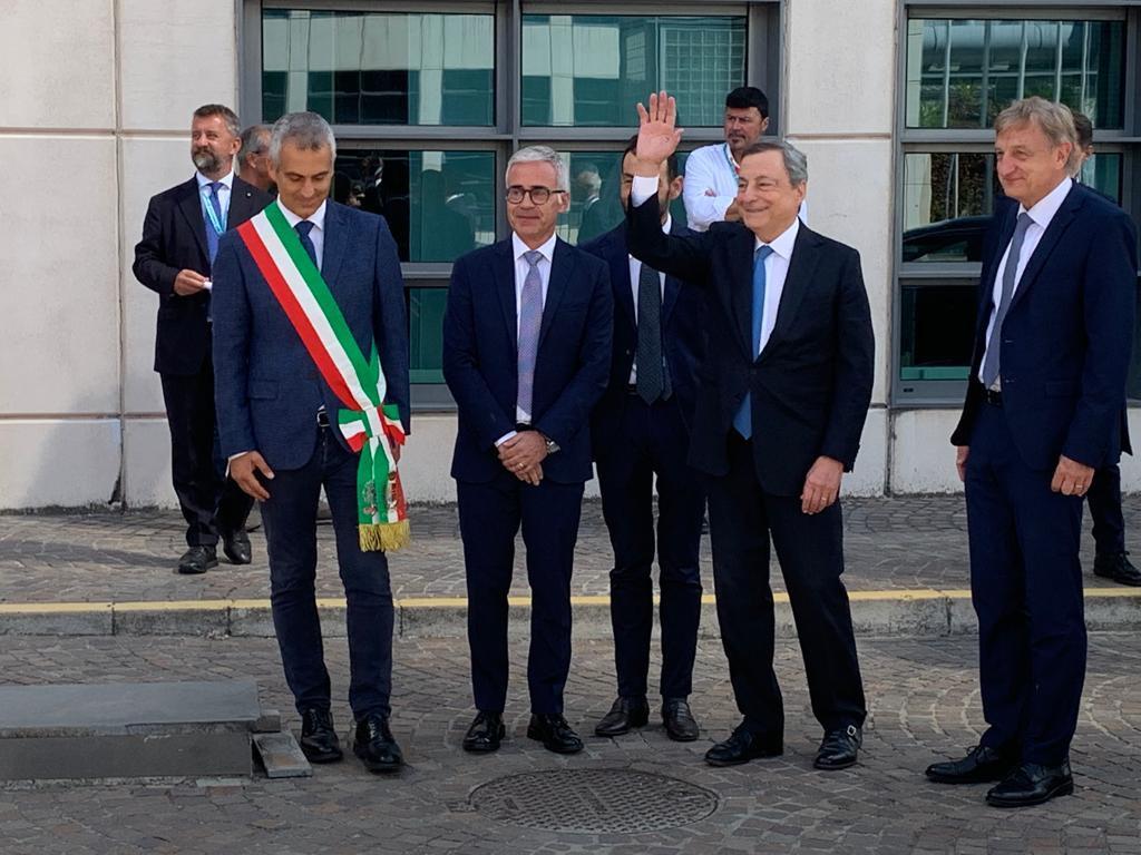 Draghi al Meeting di Rimini, la gente urla: "Bravo, grazie Mario!"