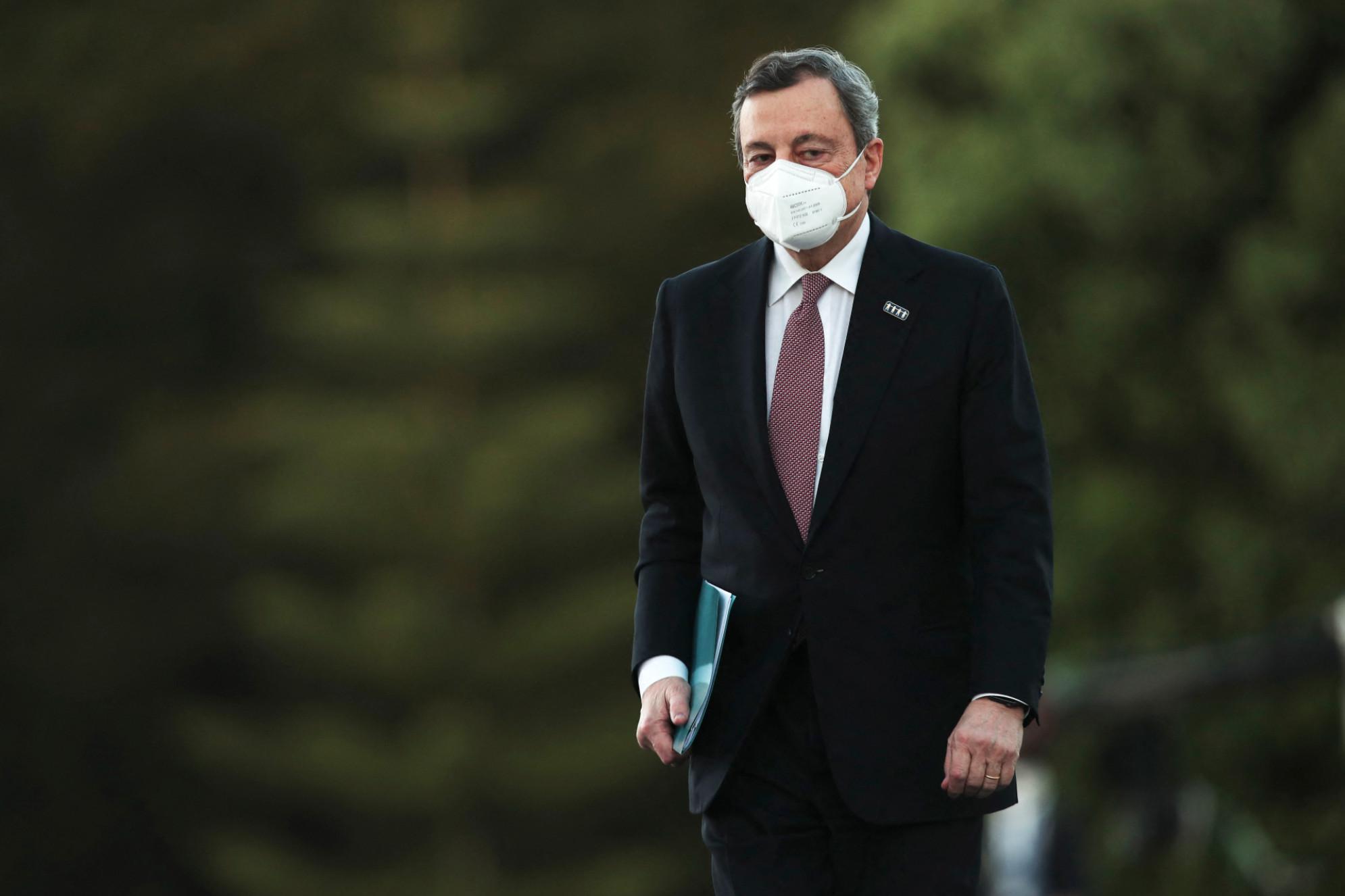 Draghi e il grido a Big Pharma: "Milioni muoiono senza vaccino"