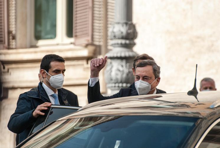 Draghi e la moglie vaccinati con AstraZeneca