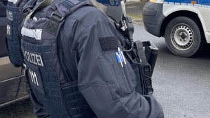 Dresda, uccide madre e prende ostaggi in centro commerciale