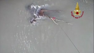 Due giovani travolti dalla corrente del fiume Brenta salvati dai Vigili del fuoco - Video