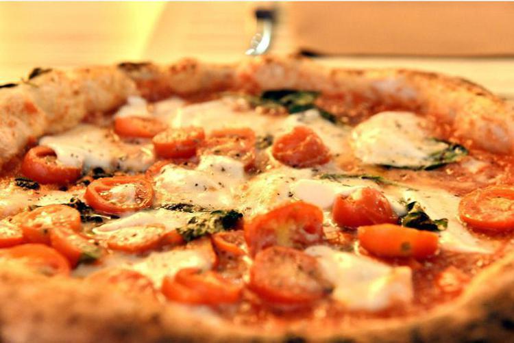E' il Pizza day, verità e falsi miti su uno dei cibi preferiti dagli italiani